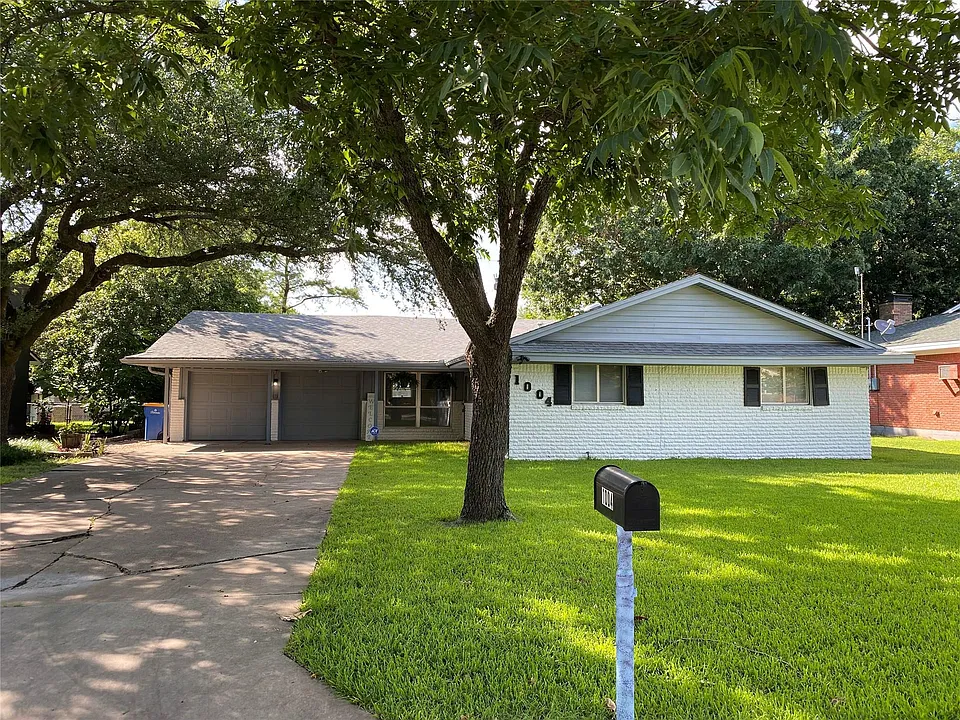 1004 Holiday Dr