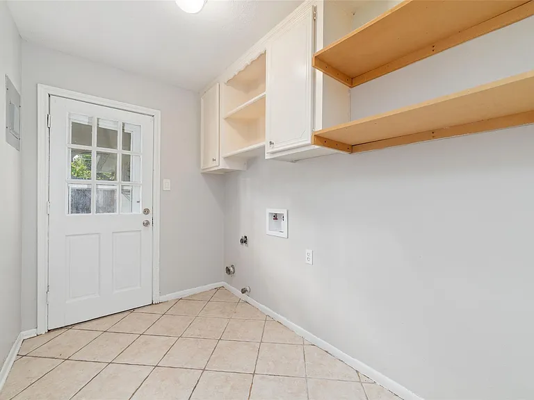 25602 Oakhurst Dr — Photo 23