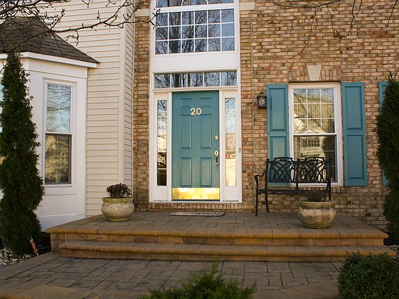 Front porch w/ sitting area