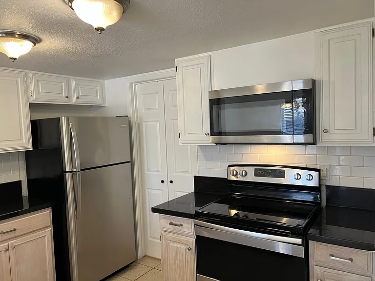 12828 Woodbend Ct — Photo 16