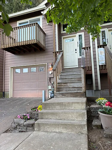 675 NW Cypress St Photo 1