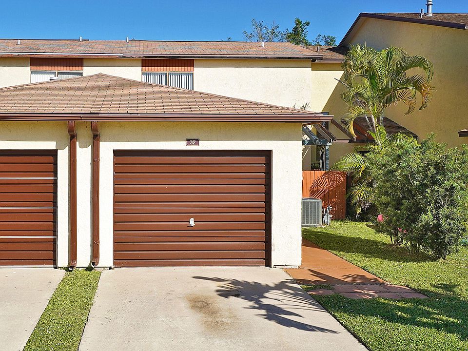 1st image of 32 Bogart Pl #32