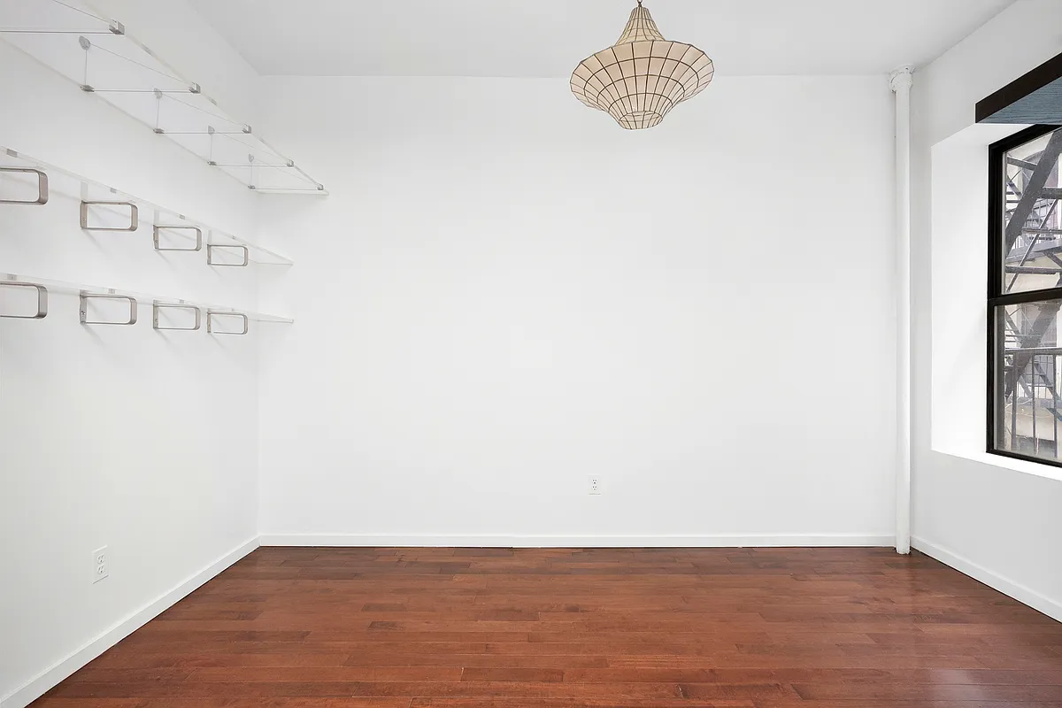 Building Photo - 311 E 3rd St #11
