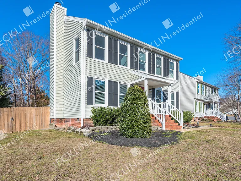 9020 Castle Point Dr — Photo 2