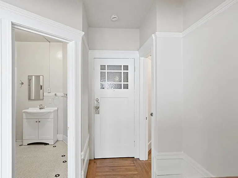 The Townsend Apartments, located at 1029 Oak Street, is a beautiful four-story, historic brick bu... — Photo 33