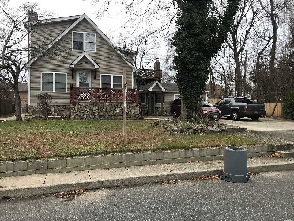 1st image of 10 Lakeview Dr