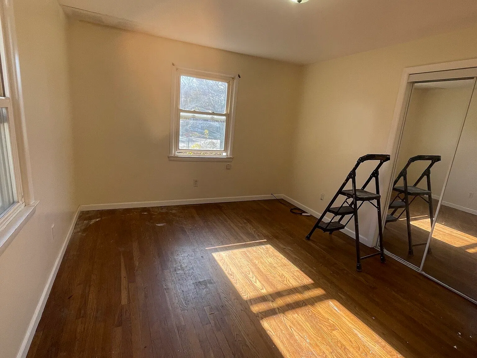 5 bed, 2240 sqft, $3,425 — Photo 3