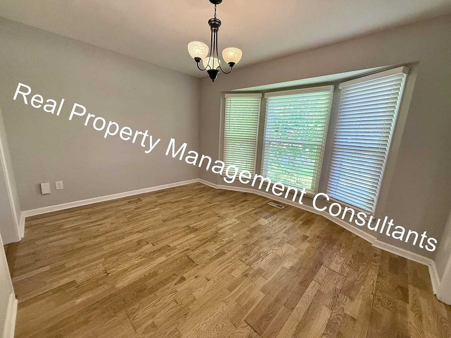 Beautifully Updated 3-Bedroom, 2-Bath Atrium Split Home in Olathe! — Photo 4