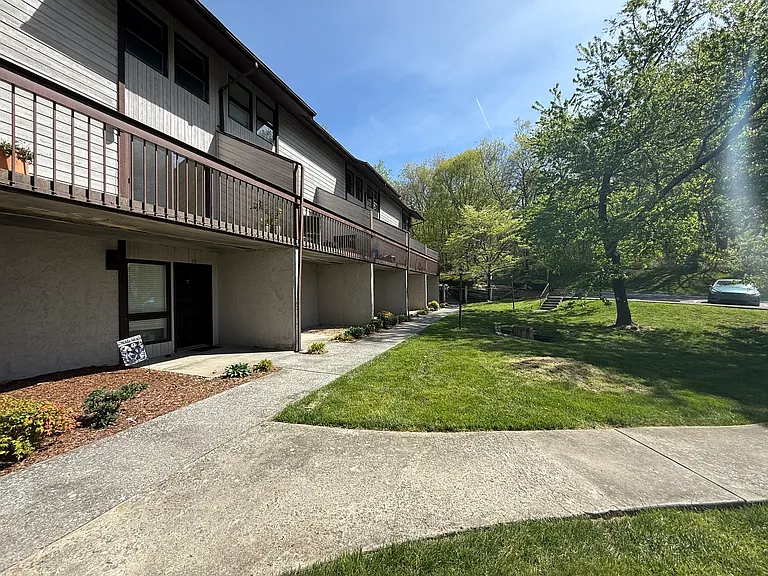 Laurelwood Apartments — Photo 6