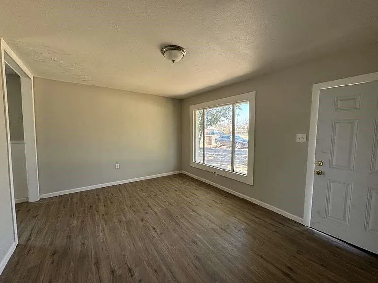 904 E Stanford St — Photo 3