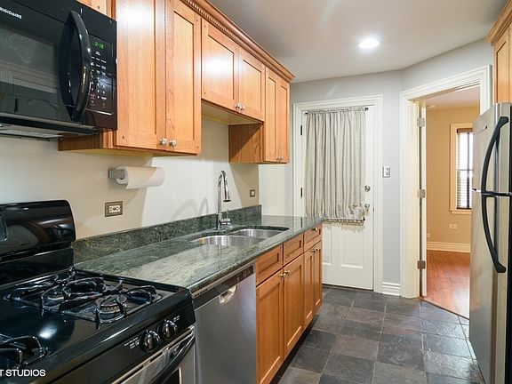 5th image of 1038 Superior St APT 1E