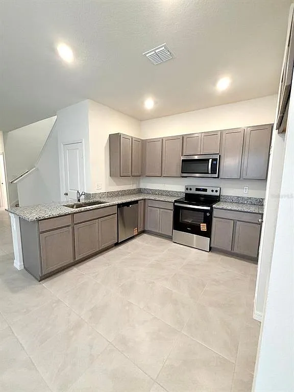 3 bed, 2.5 bath, 1573 sqft, $2,300 — Photo 2