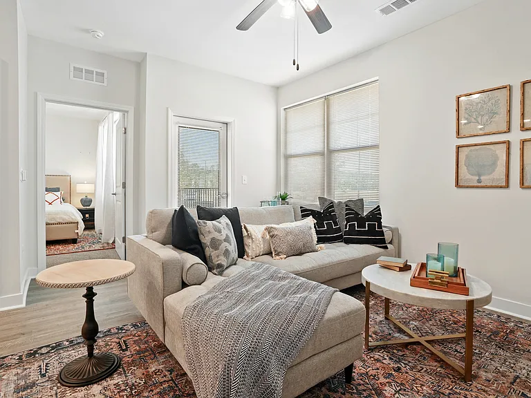 Lorrel Apartments — Photo 23