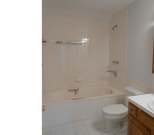 4th image of 3226 Balsam Dr #6B