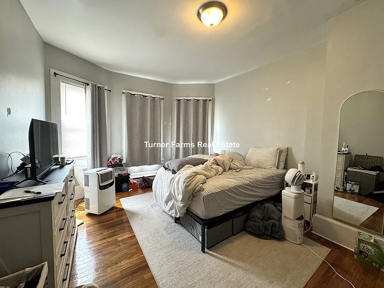 94 E Cottage St #3R — Photo 2
