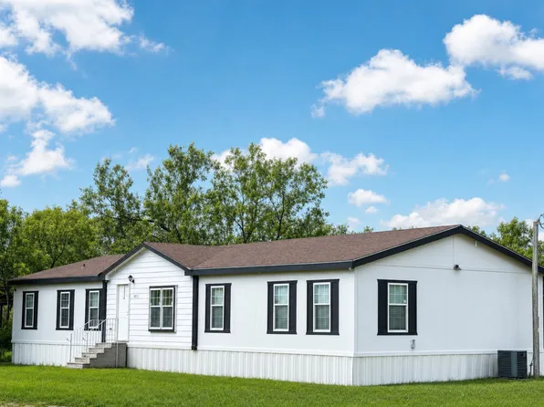 202 S 10TH ST, Christine, TX 78012