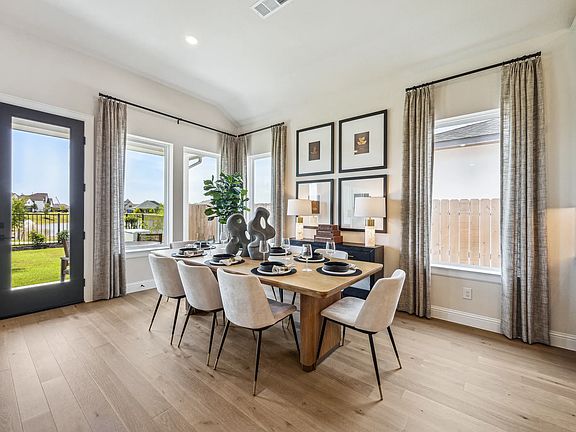 Plan 5042 dining - staged