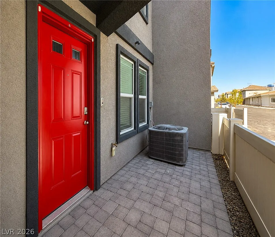 3 bed, 2.5 bath, 1319 sqft, $1,940 — Photo 4