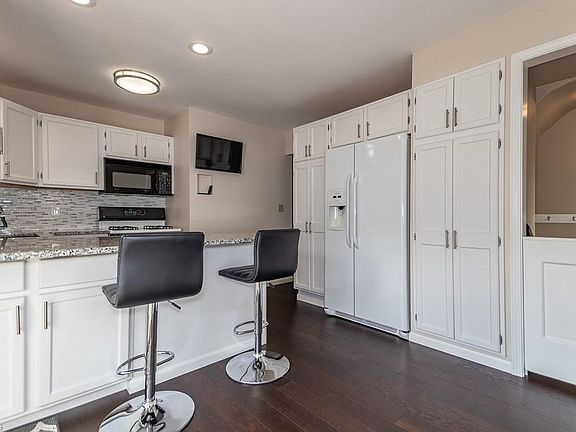 3rd image of 36 Arlington Cir