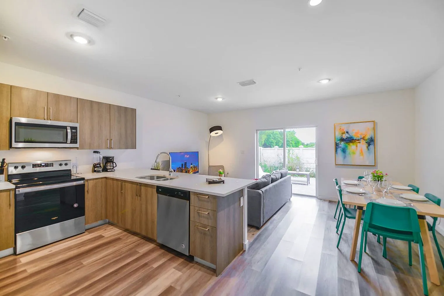 3 bed, 2.0 bath, 1367 sqft, $2,763 — Photo 4