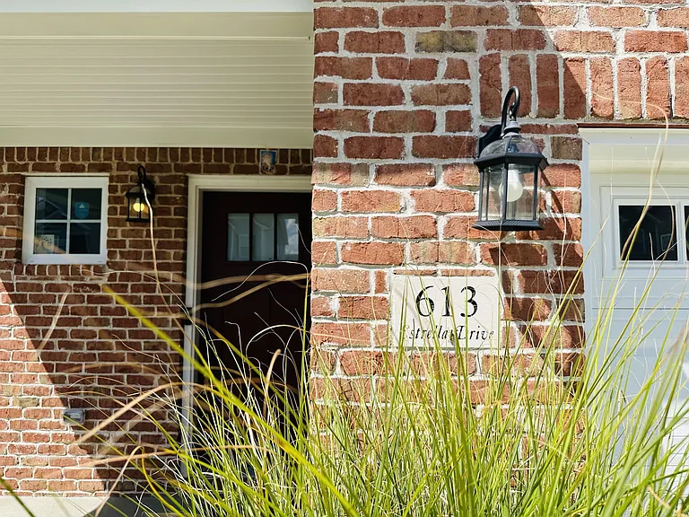 613 Estrella Dr — Photo 3