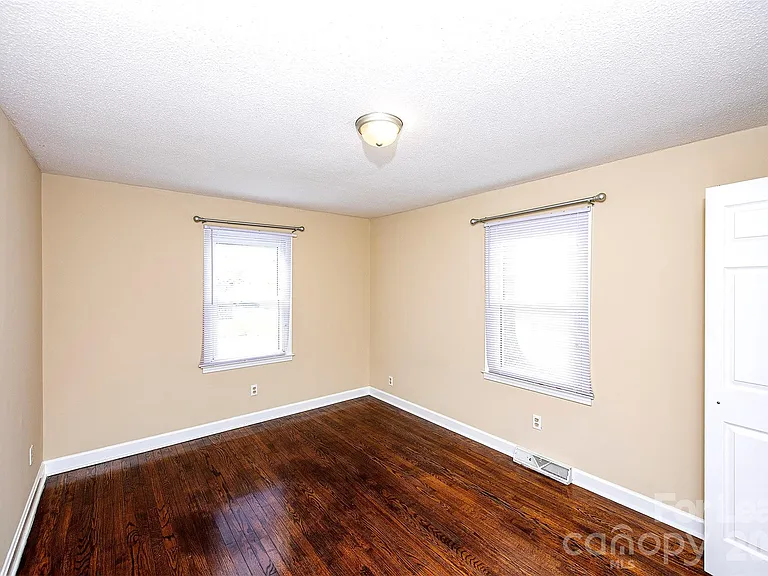 2711 Springbrook Cir — Photo 9