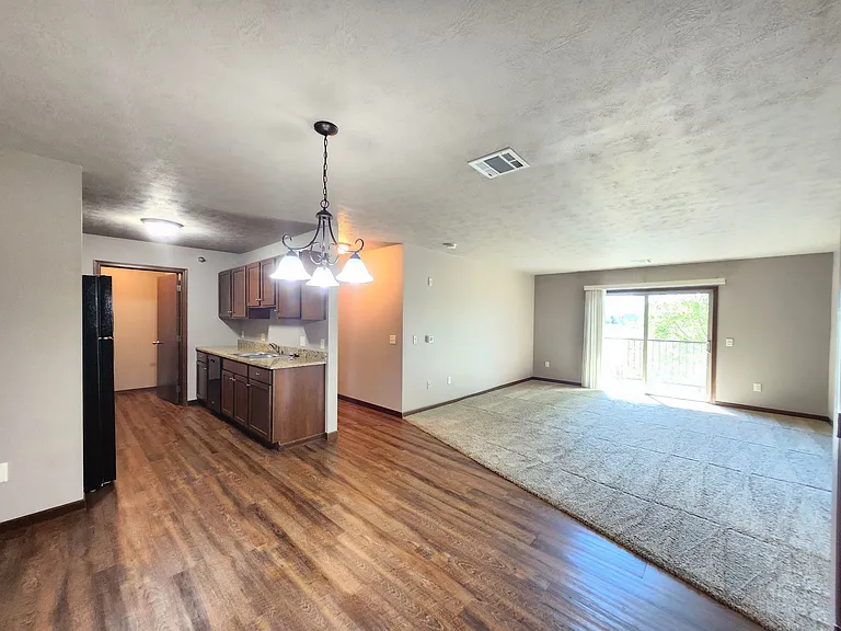 PRAIRIE POINTE APARTMENTS — Photo 6