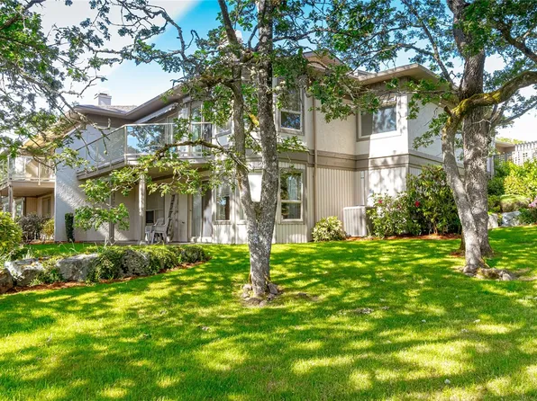 4300 Stoneywood Ln #5, Saanich, BC V8X 5A5
