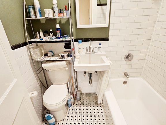5th image of 72 Strathmore Rd APT 7A
