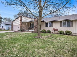 313 Cedarwood Dr, Flushing, MI