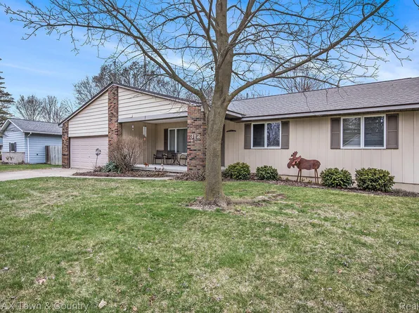 313 Cedarwood Dr, Flushing, MI 48433