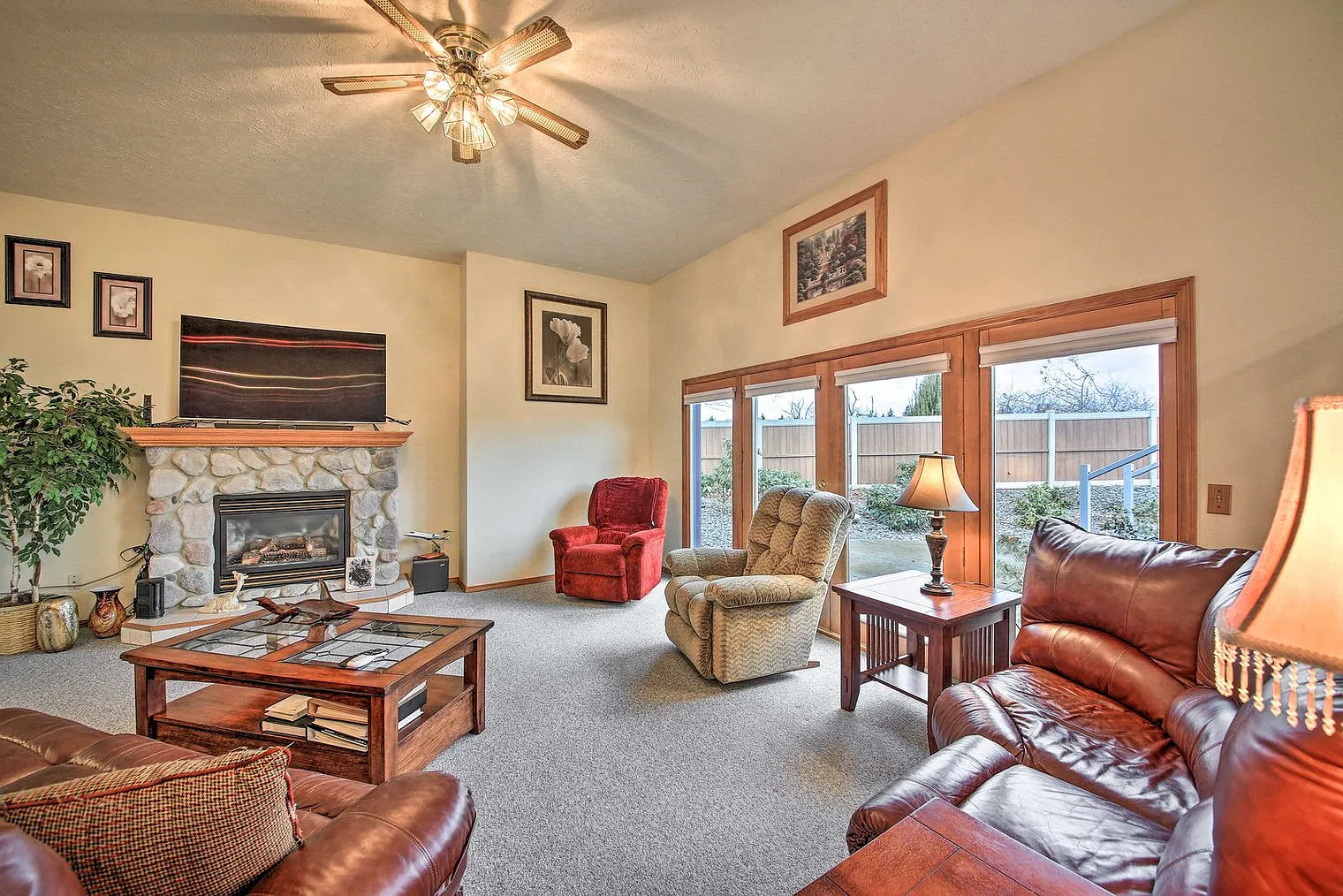 6 bed, 3.0 bath, 5995 sqft, $9,739 — Photo 1