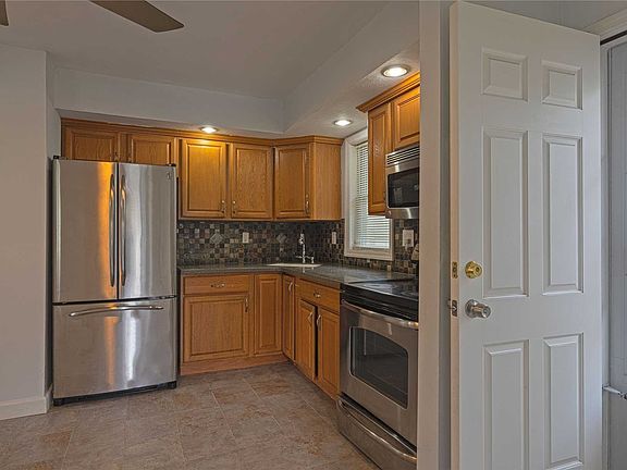 3rd image of 26 Lafayette Ave