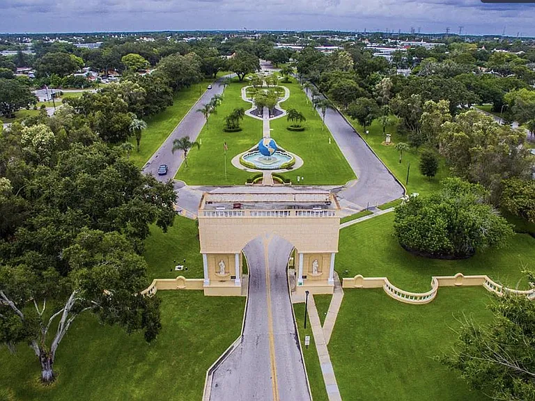 Main entrance to Top of the World
