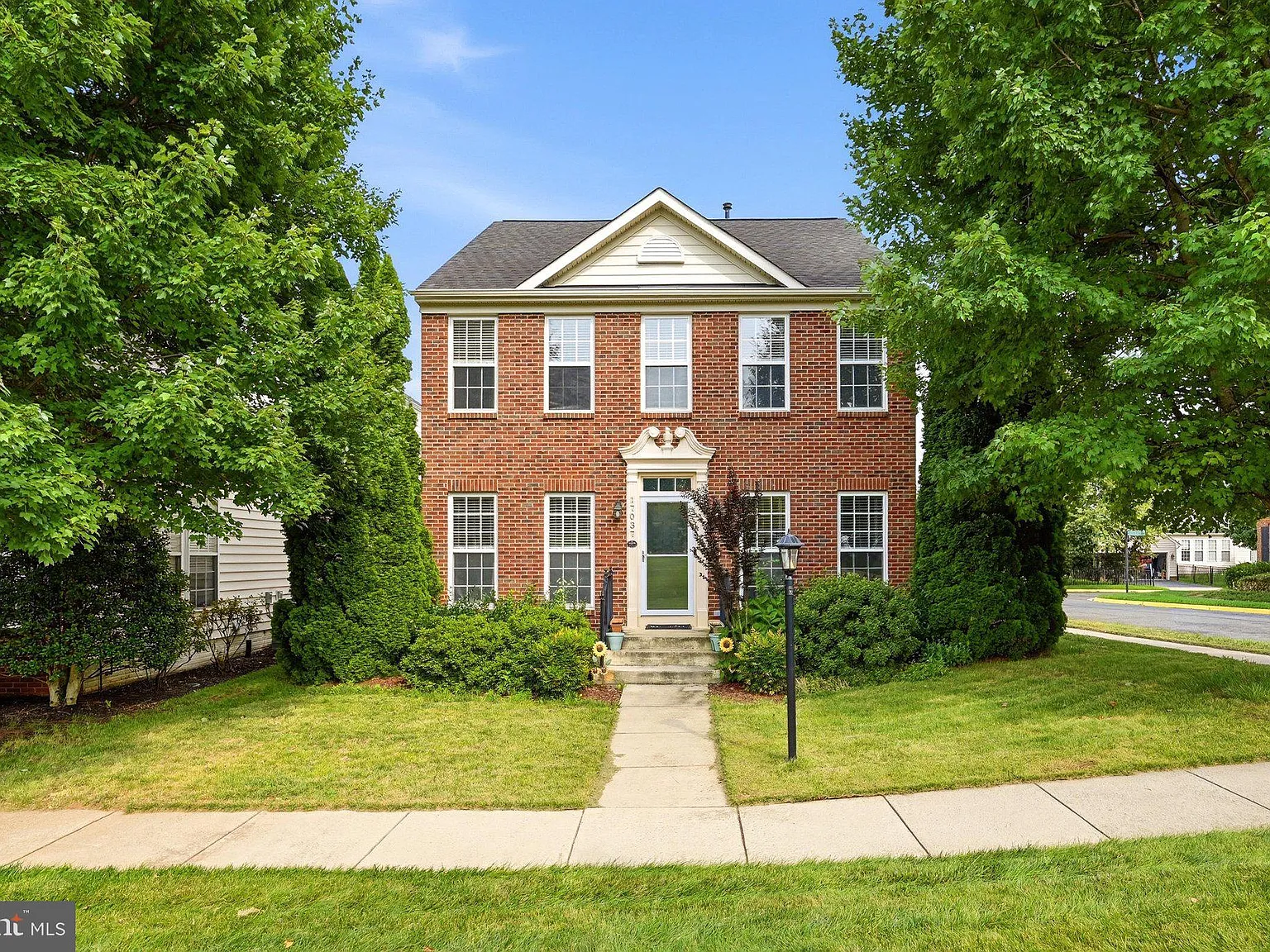 3 bed, 3.5 bath, 2811 sqft, $3,300 — Photo 1