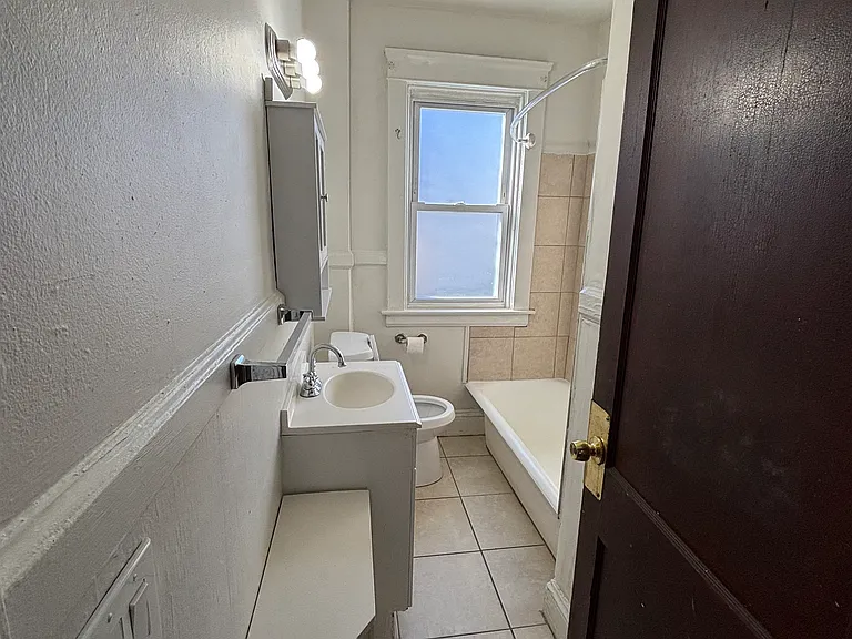 580 Admiral St — Photo 10
