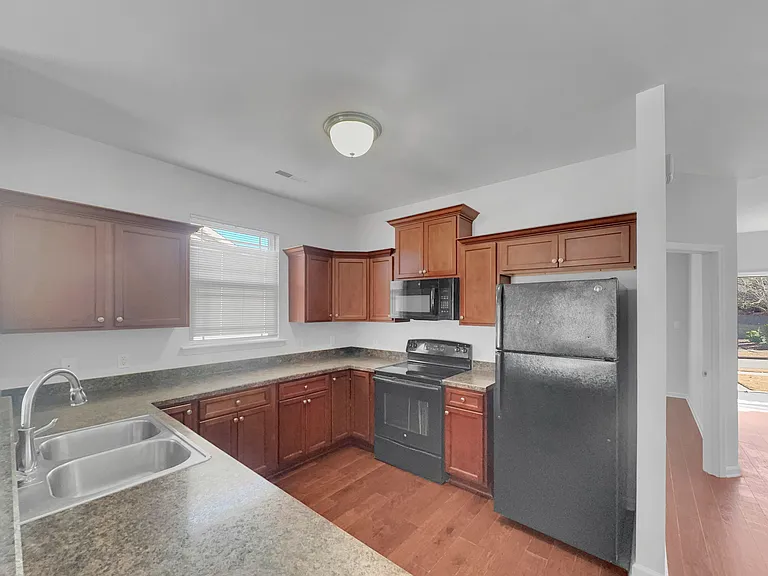 411 Promenade Dr SW — Photo 3
