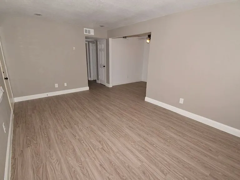 Lakeshore Villa Apartments — Photo 8