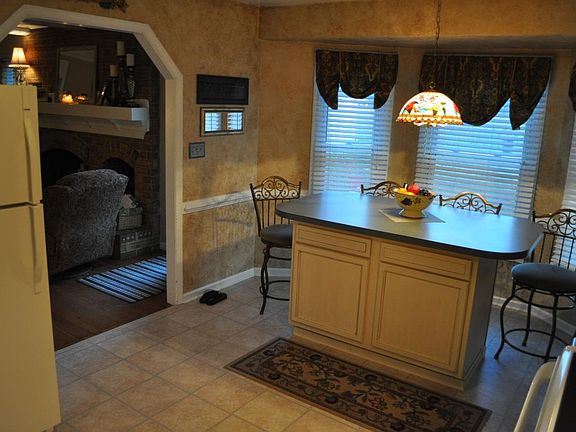 3rd image of 1405 Buxton Dr