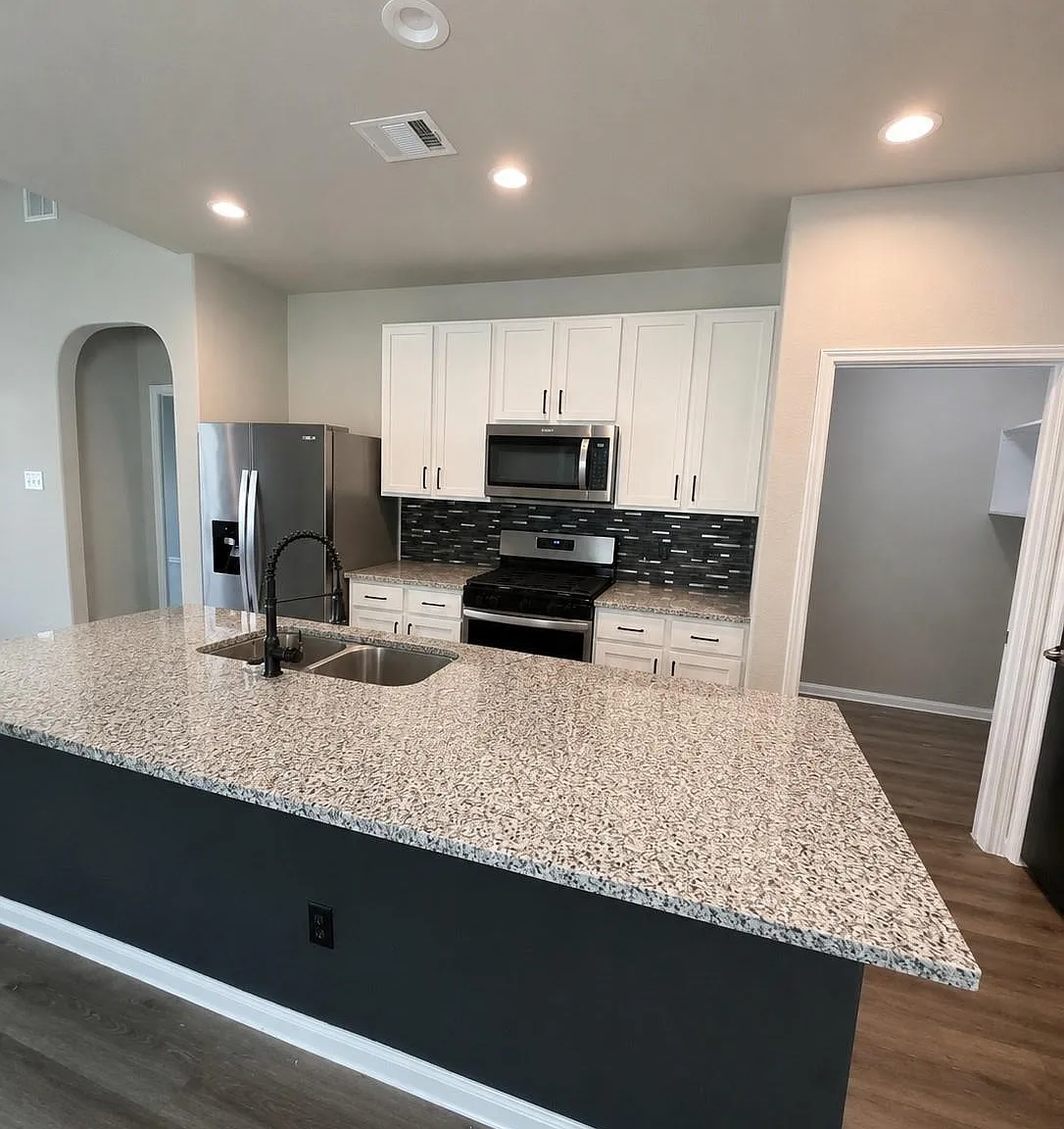 4 bed, 2.5 bath, 2327 sqft, $2,190 — Photo 3