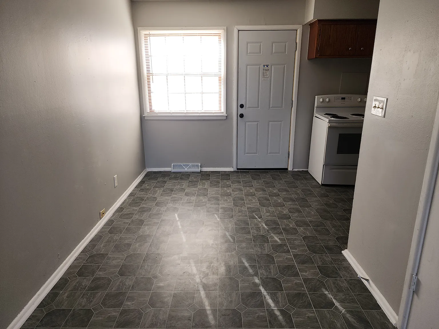 3 bed, 1000 sqft, $1,550 — Photo 2