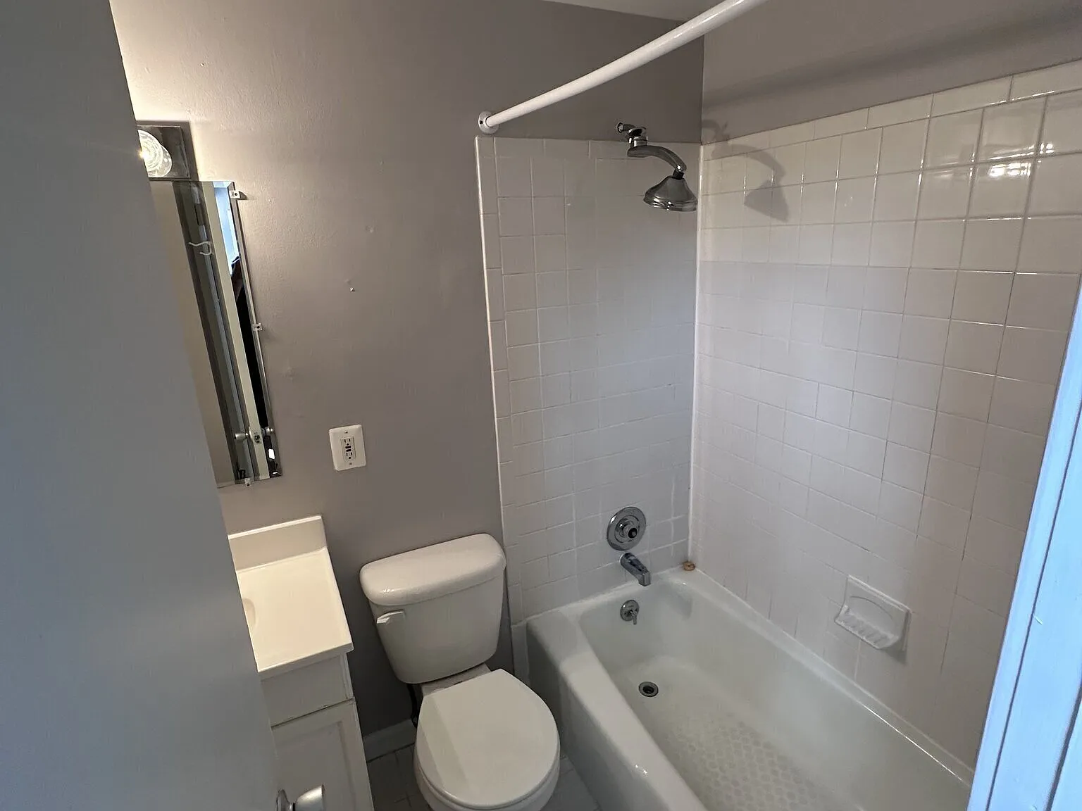 One Bedroom Apartment in Logan Circle Available Now — Photo 3