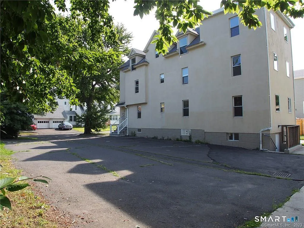 4 bed, 1.0 bath, 1000 sqft, $1,850 — Photo 1