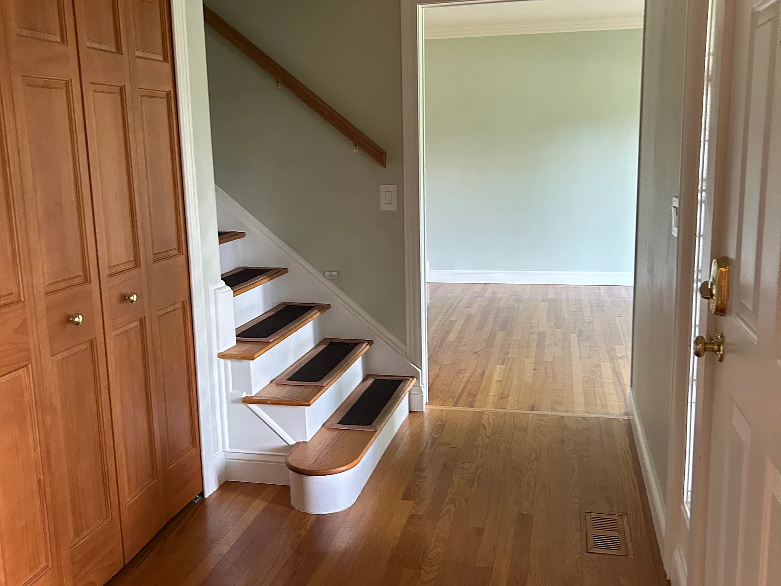 4 bed, 2342 sqft, $4,300 — Photo 2
