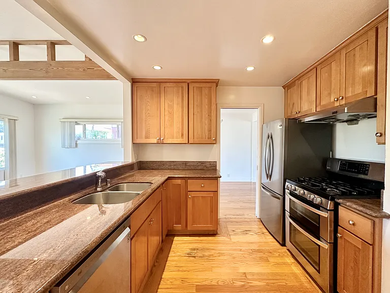 339 Paramount Dr — Photo 5