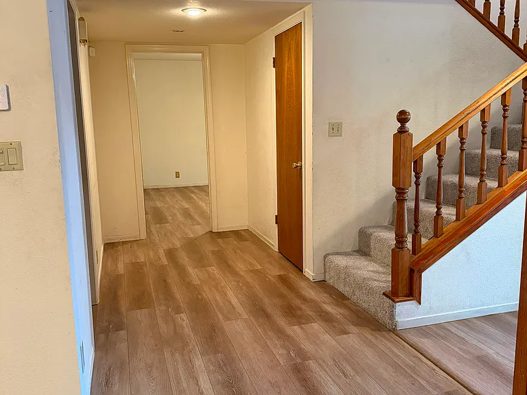 325 E Lancaster Dr — Photo 6