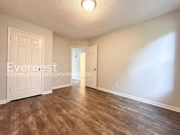 1336 Yorkshire Ln — Photo 9