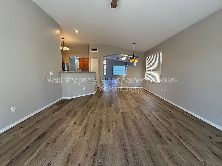 1516 E Bowker St — Photo 6