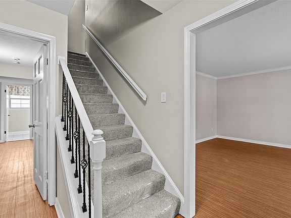 5th image of 524 Rock Hollow Dr