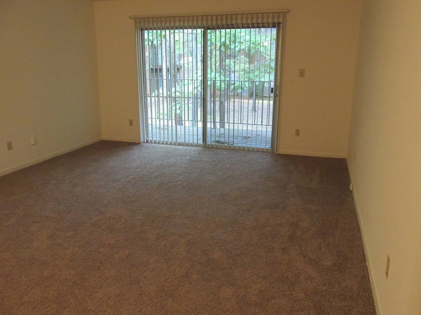 Large 2 bedroom! Move in Special — Photo 3